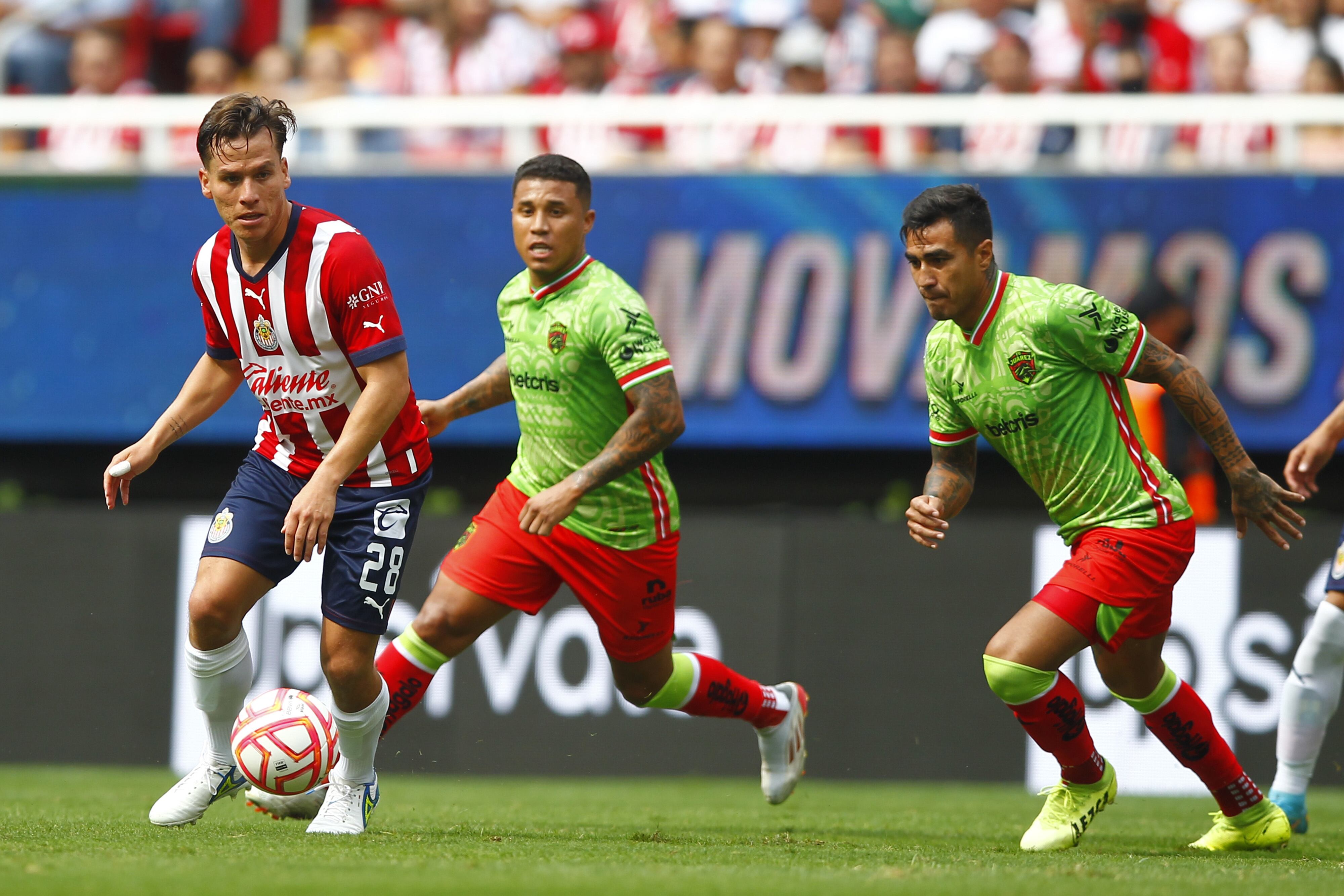 Fernando González jugando con el Club Chivas.