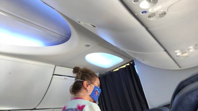 Beatriz Gutiérrez en avión a Cancún.