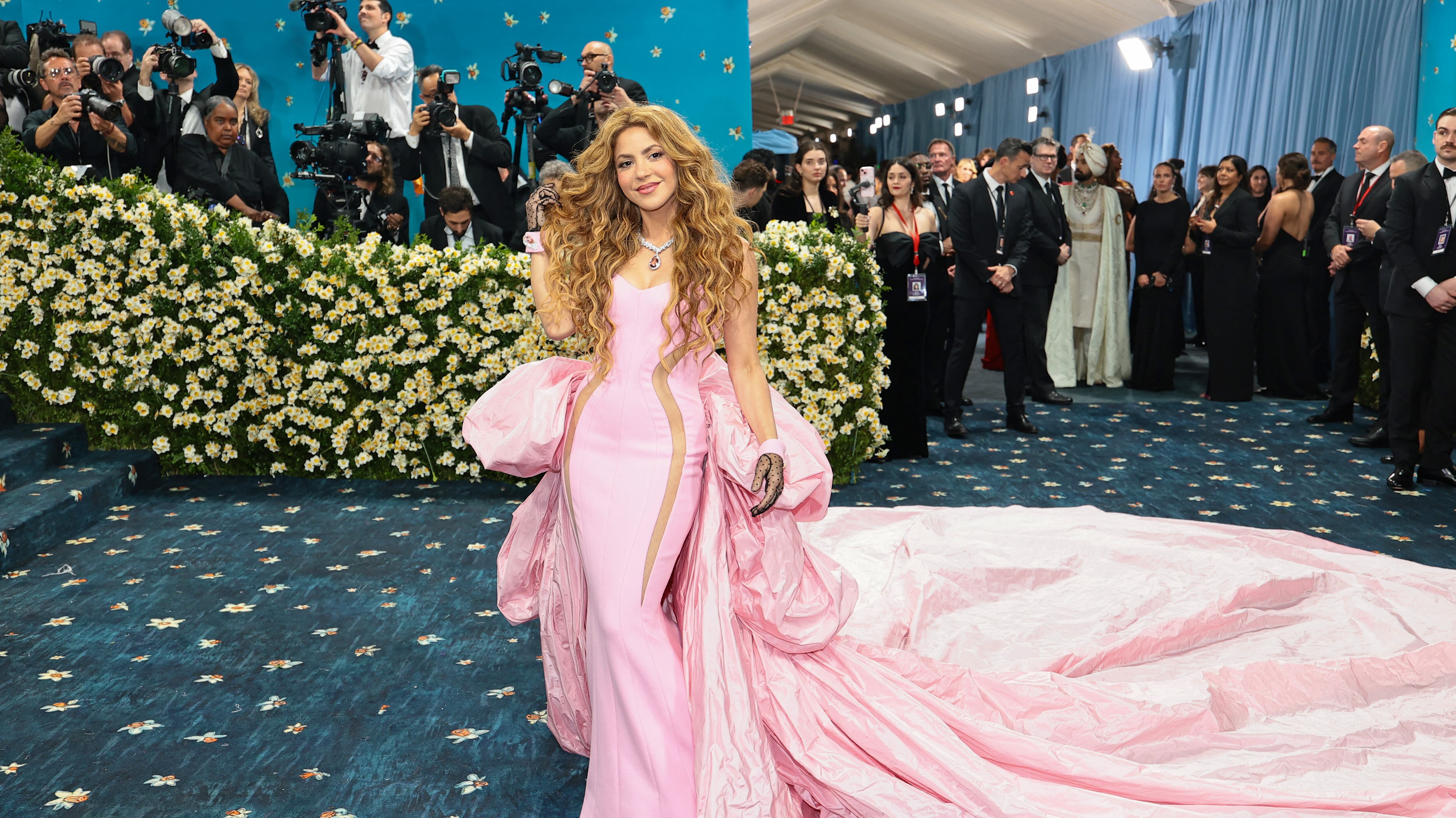 VIDEO: Shakira en Met Gala 2025 explotó su feminidad pese a la temática de este año