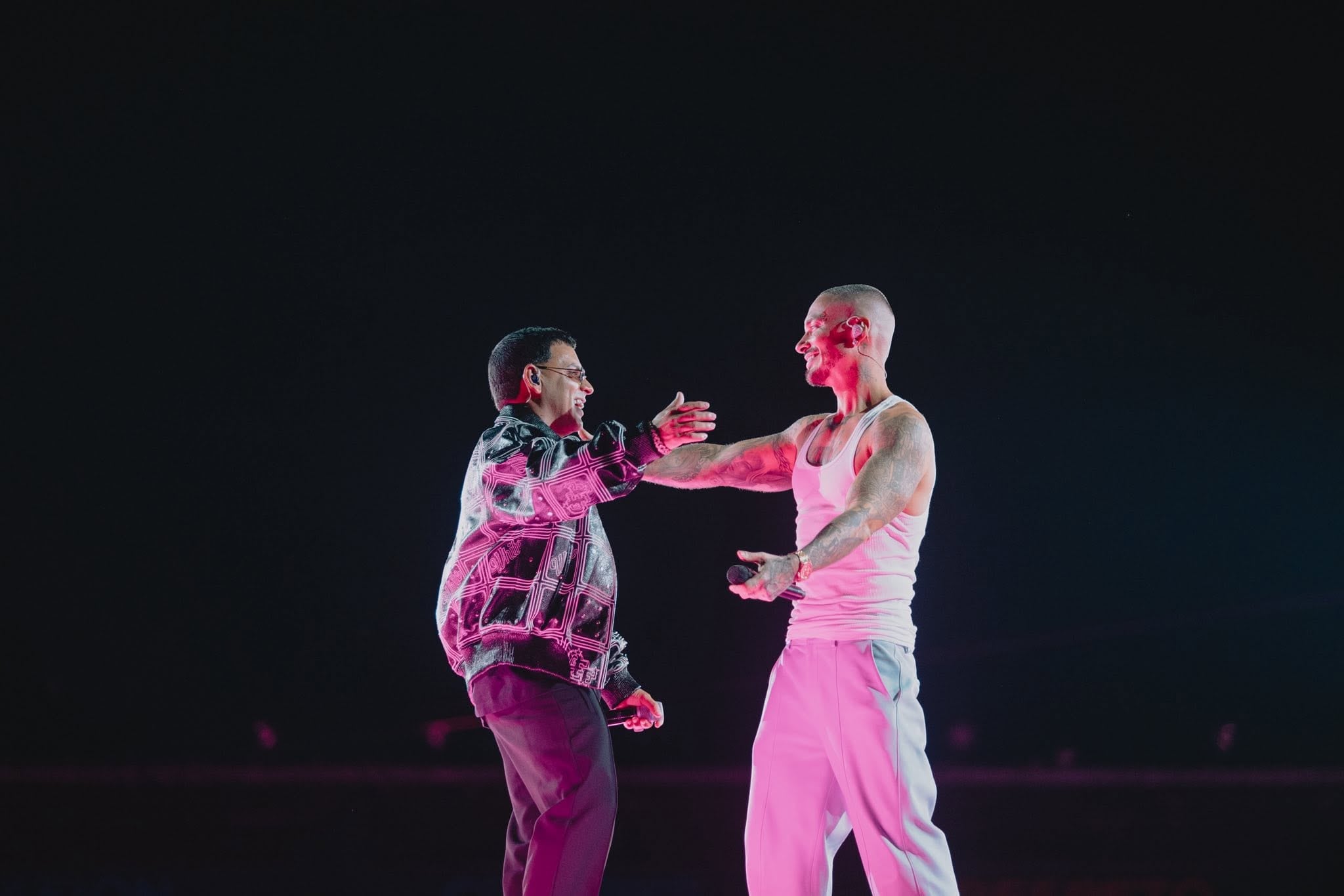 J Balvin es un cantante colombiano de reguetón y música urbana.