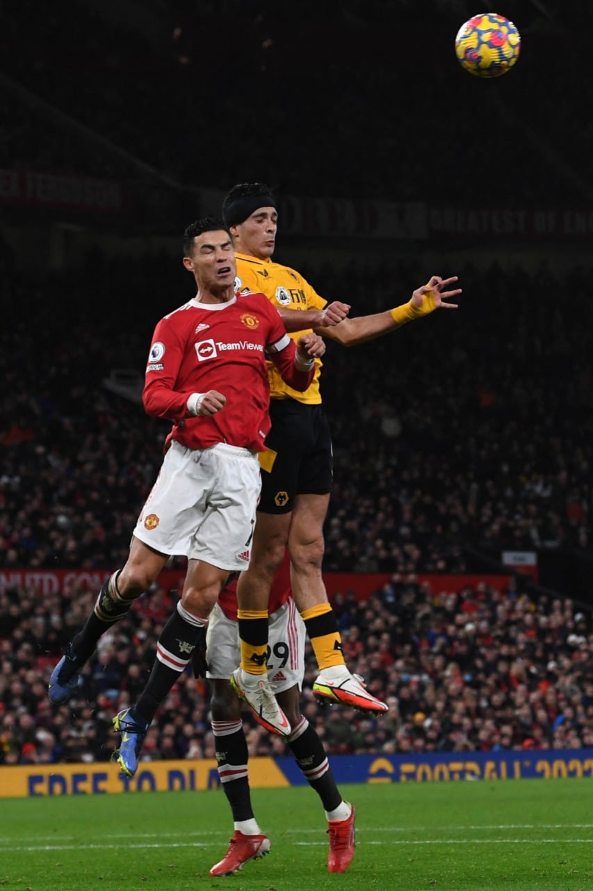 Raúl Jiménez y Cristiano Ronaldo (Foto: Paul ELLIS / AFP)