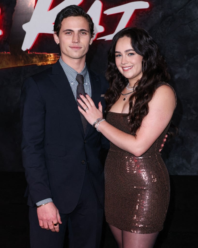 Tanner Buchanan y Mary Mouser en la premiere de Cobra Kai