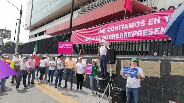 Manifestación a las afueras de la Junta Local INE en Monterrey