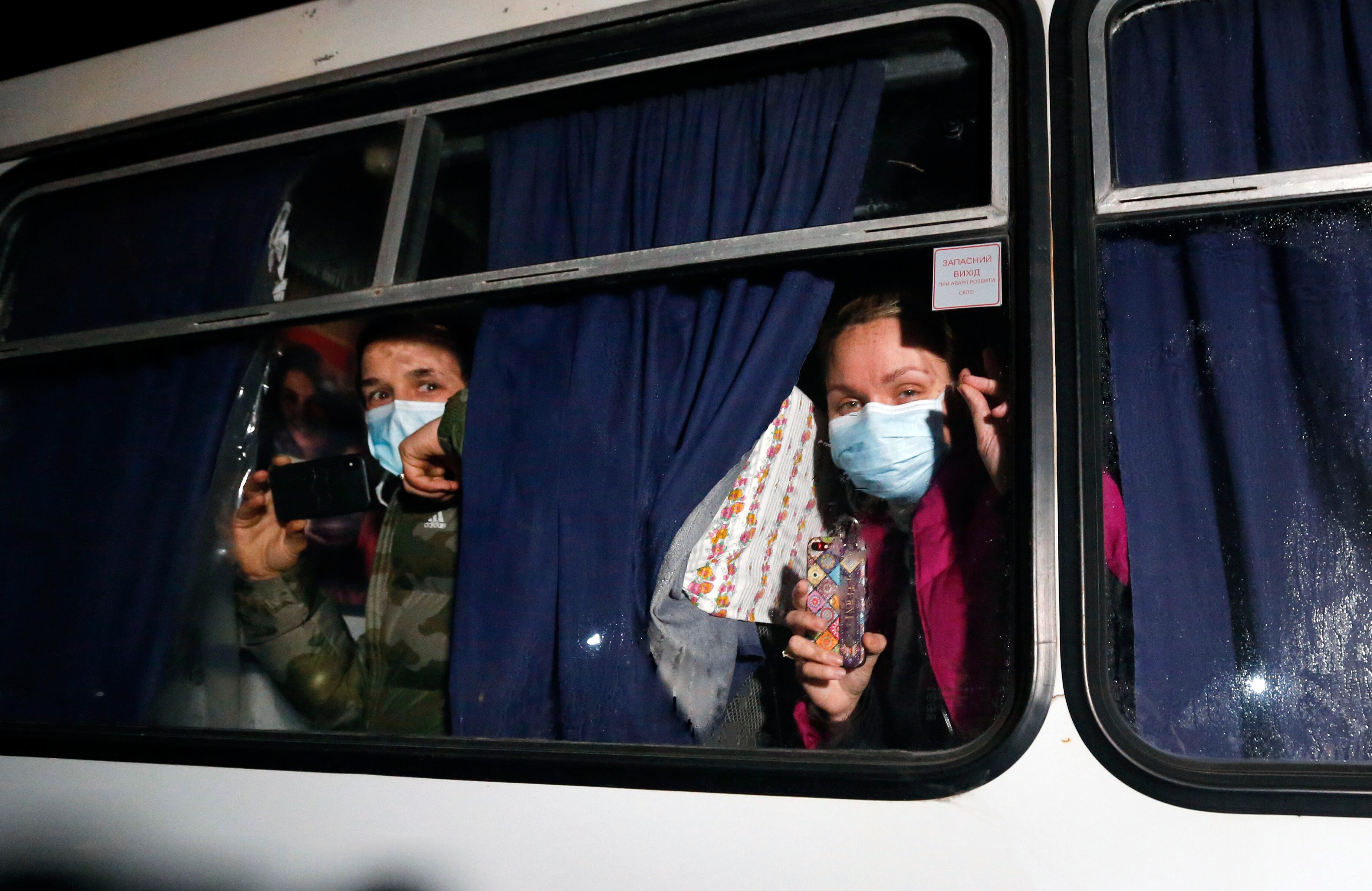 Autobús con procedentes de Wuhan en Ucrania.