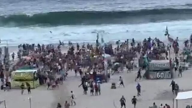 Los fans de Fluminense emboscaron a los de Boca Juniors en una playa de Brasil, previo a la gran final de la Copa Libertadores.
