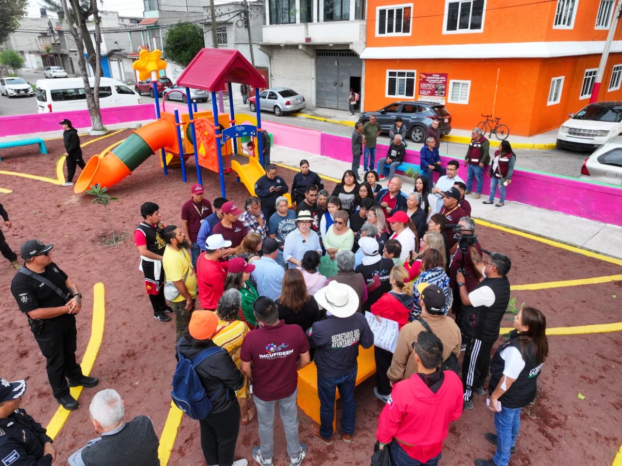 Azucena Cisneros rehabilita parque y canchas de básquetbol en Ecatepec.