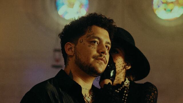 Christian Nodal en el video de "Aguardiente".