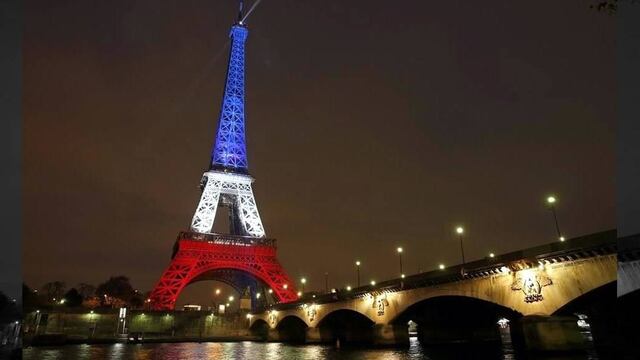 La torre Eiffel recibe diariamente entre 15 mil y 20 mil personas, pero había permanecido cerrada desde la oleada de atentados que causó al menos 129 muertos y 352 heridos el viernes pasado en París.
