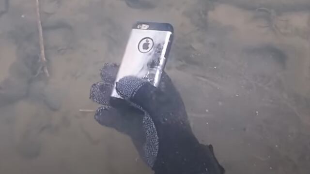 Pareja encuentra iPhone 11 funcional en el fondo de un lago