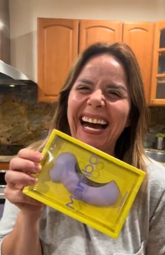 Hija regala juguete sexual a su mamá y así reaccionó en TikTok