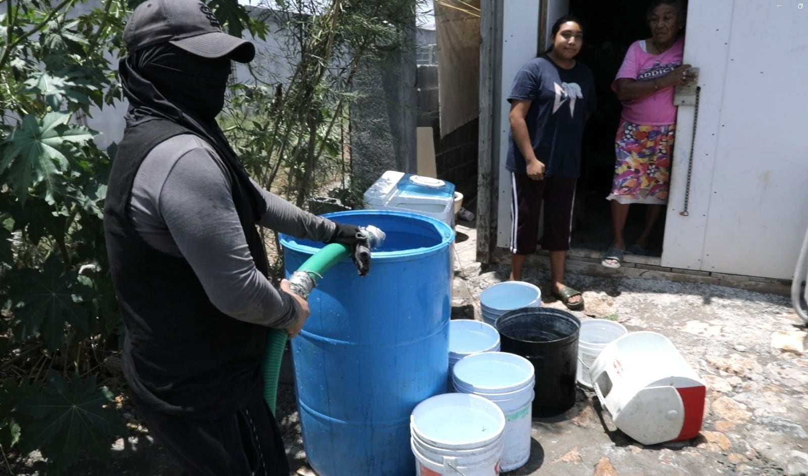 Escobedo apoya con pipas a familias sin agua en Hacienda San Miguel Palmiras