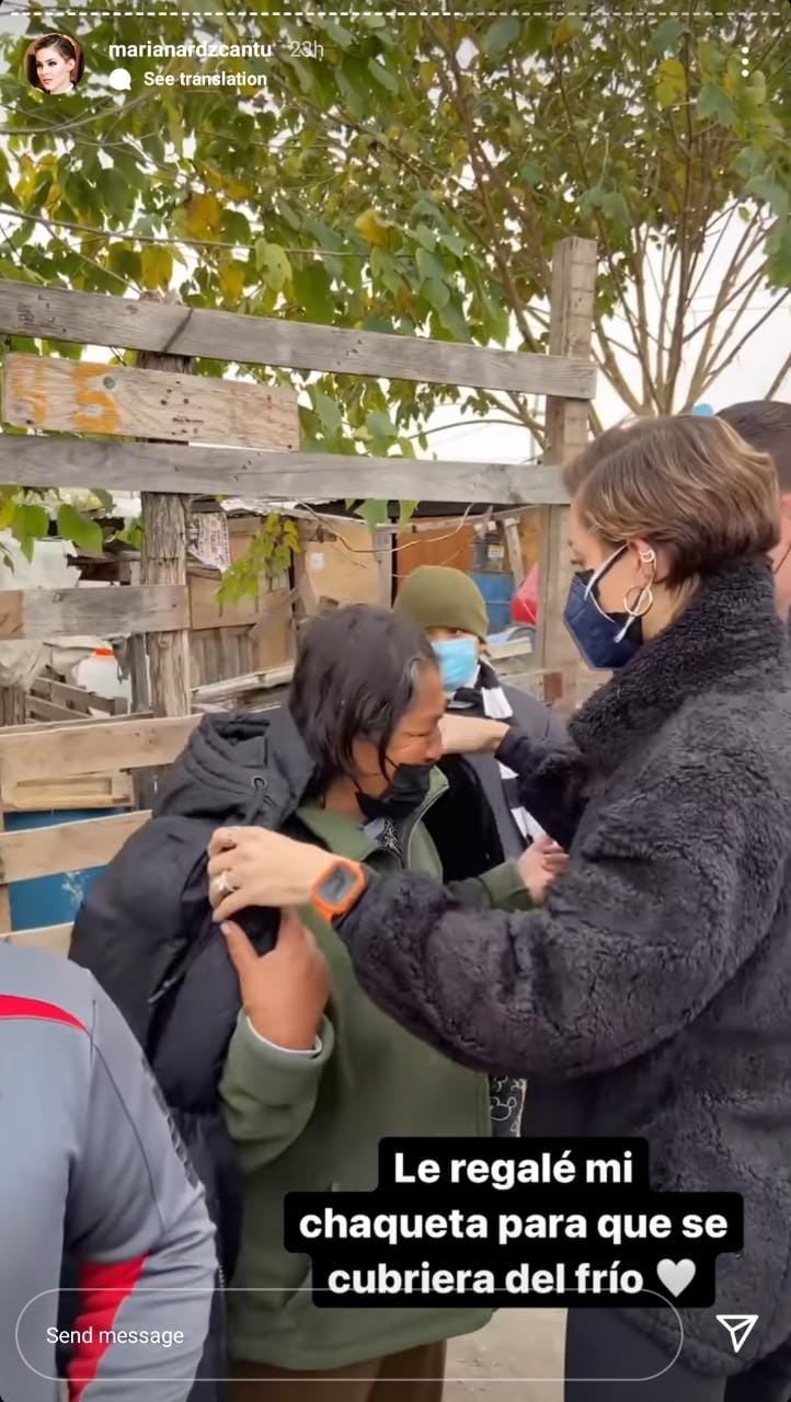 Mariana regala su chamarra a señora