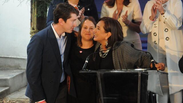 Xóchitl Gálvez con sus hijos Diana Vega Gálvez y Juan Pablo Sánchez Gálvez