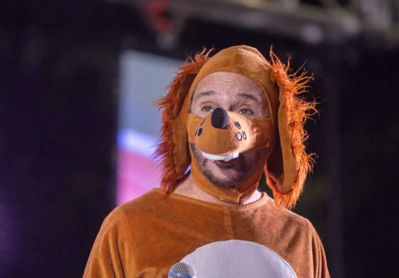 Oscar Burgos como el perro Guarumo