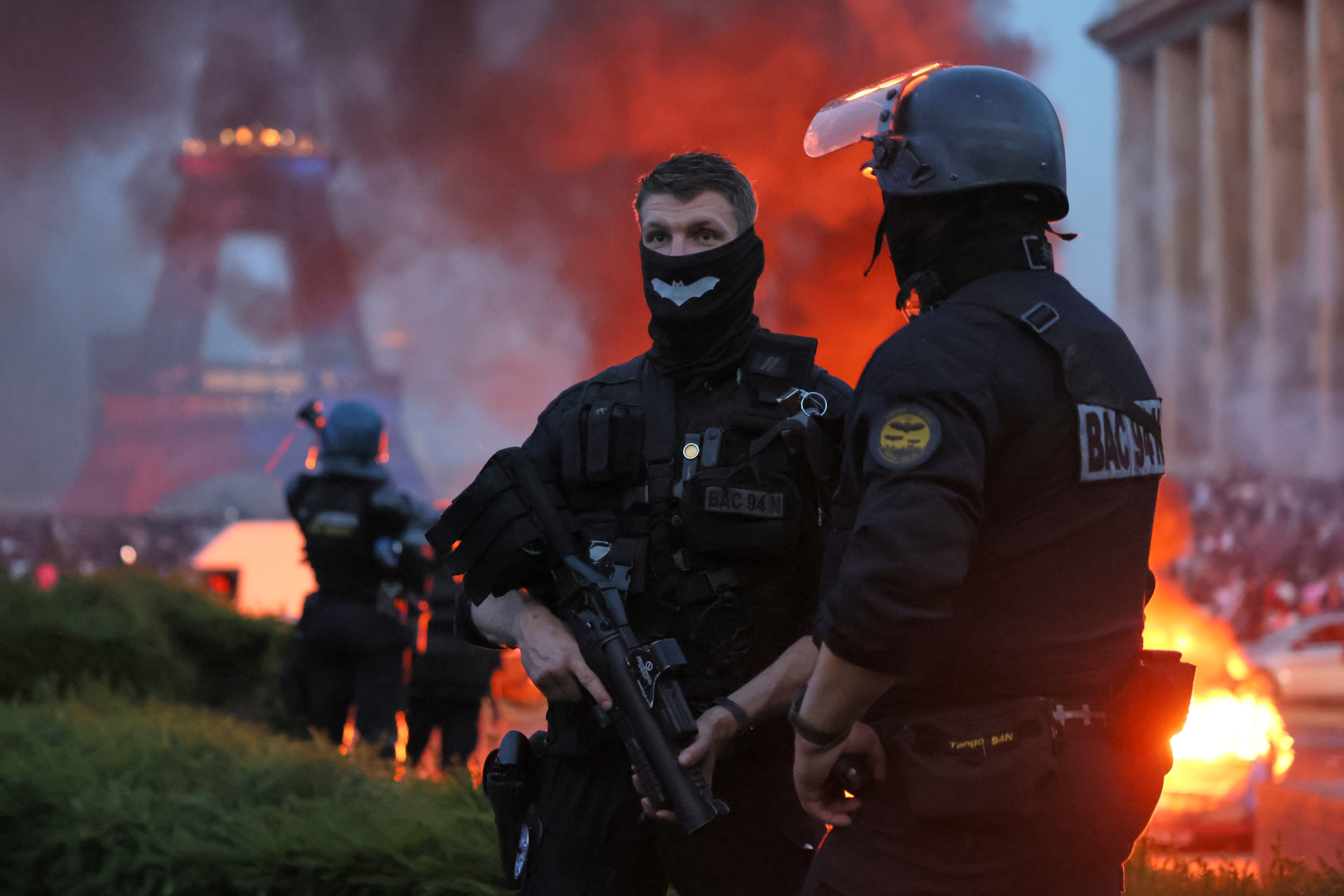 Policías en París, Francia en medio de los disturbios