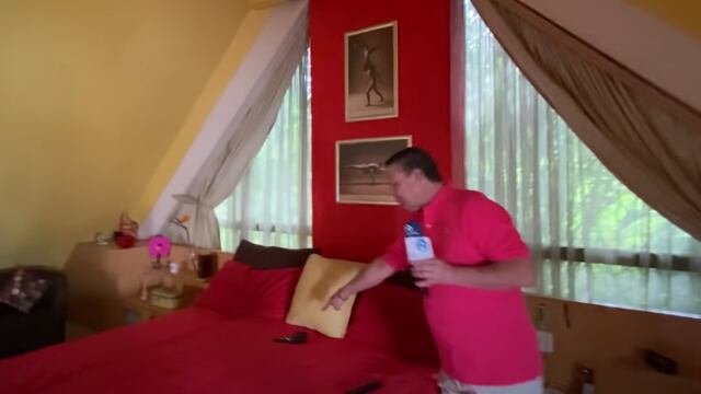 Alfredo Adame muestra el interior de su casa y muestra que duerme con pistola