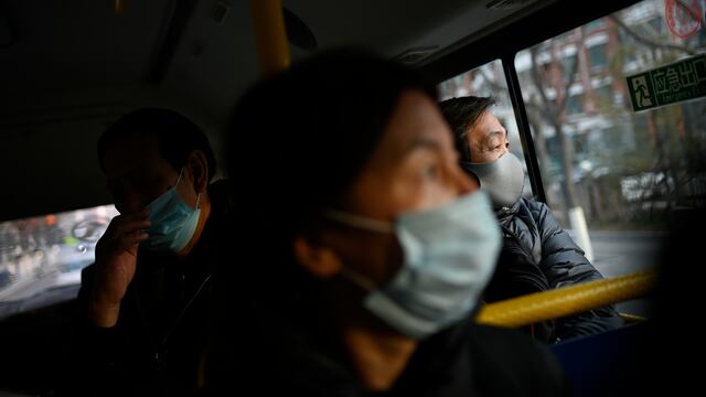 Personas en China en transporte público