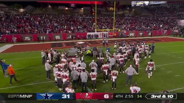 Russell Gage, receptor de los Tampa Bay Buccaneers salió lesionado del encuentro ante los Dallas Cowboys.