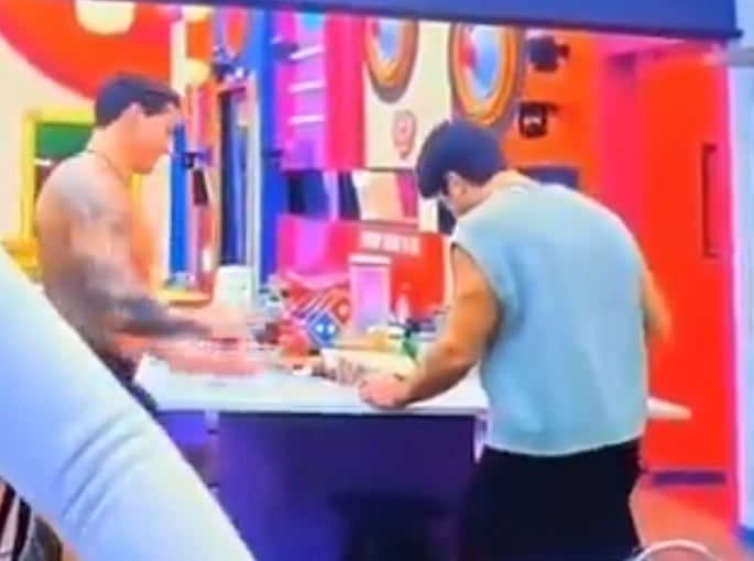 Cuando Sian Chiong escupe en la comida en La Casa de los Famosos México 2024.