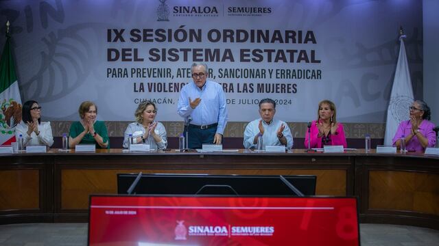 Rubén Rocha entregó apoyos económicos a mujeres