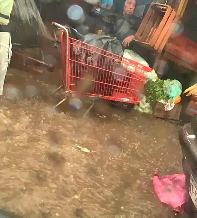 Locatarios quedaron varados en el mercado Malibrán por las inundaciones