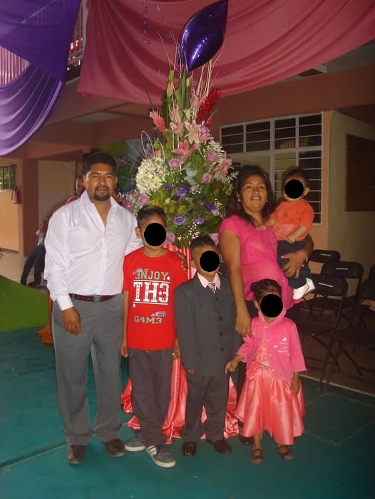 Proceso Columbo González González con su esposa y sus cuatro hijos.