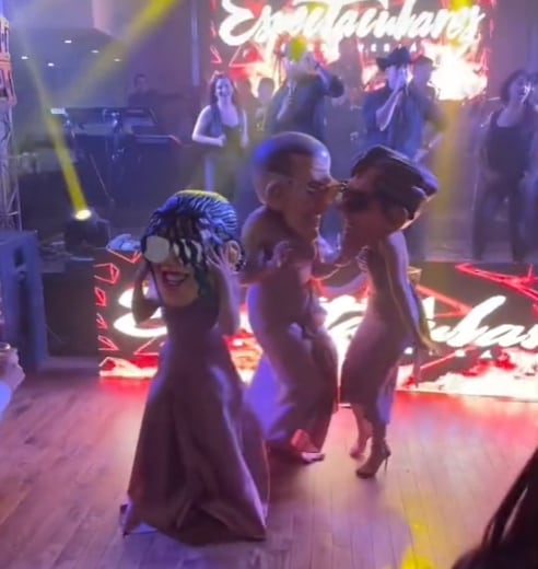 Damas de honor bailando en boda con cabezas gigantes de botargas