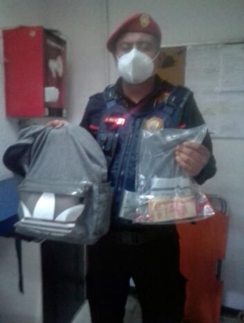 Mochila con 10 mil pesos extraviada en el Metro
