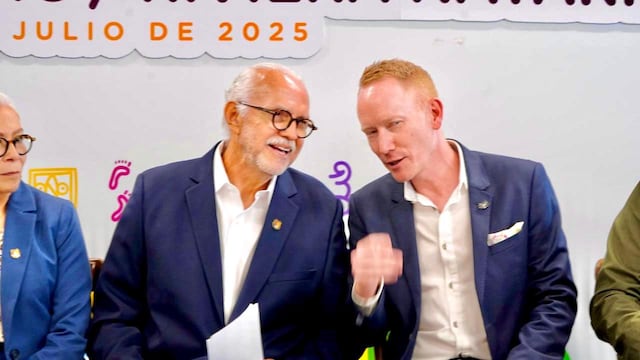 Miguel Ángel Navarro, gobernador de Nayarit, a la izquierda