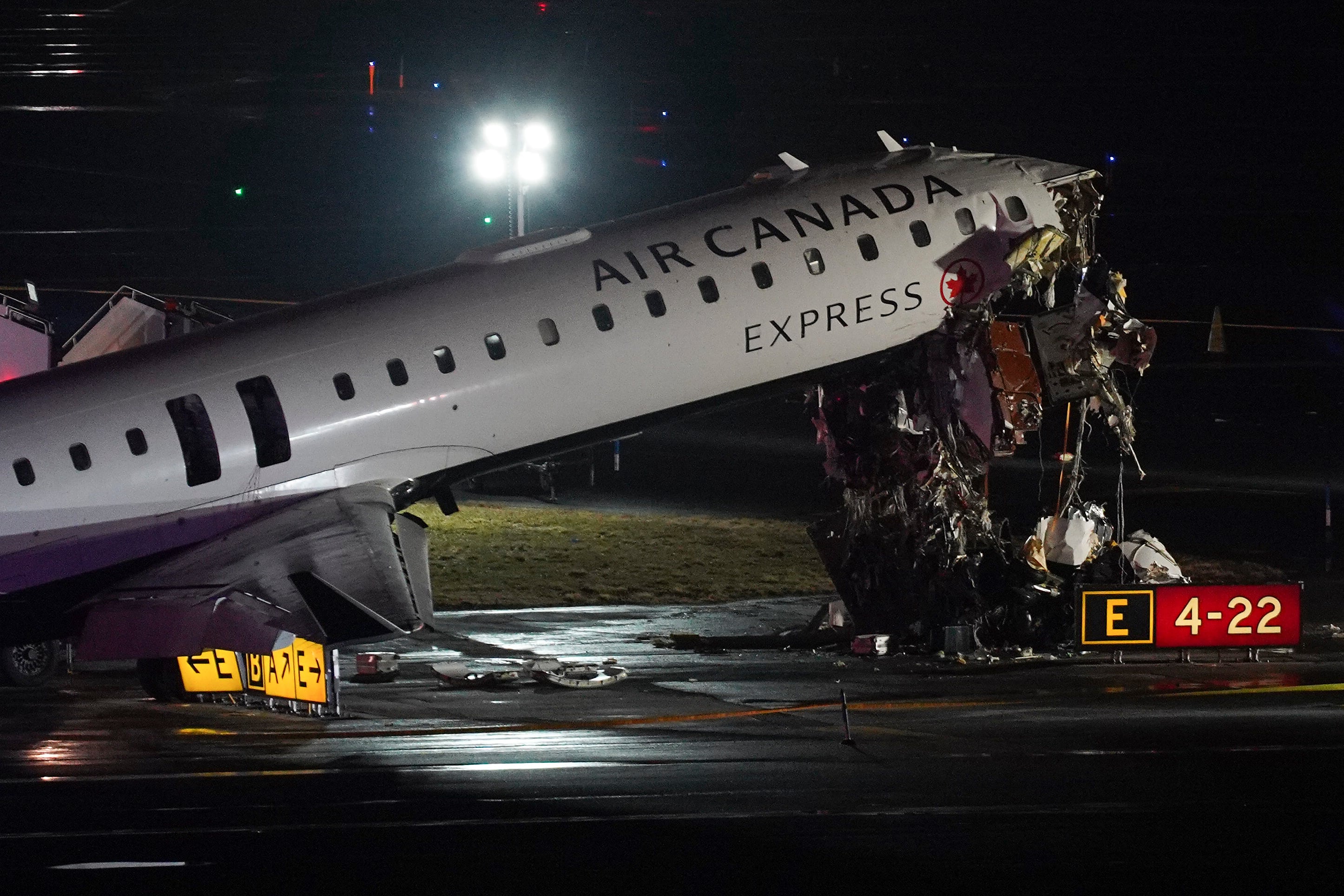 Avión de Air Canada choca en LaGuardia y deja dos muertos