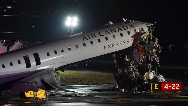 Avión de Air Canada choca en LaGuardia y deja dos muertos