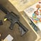 Compra andador para bebé y al abrirlo encuentra un rifle calibre 22