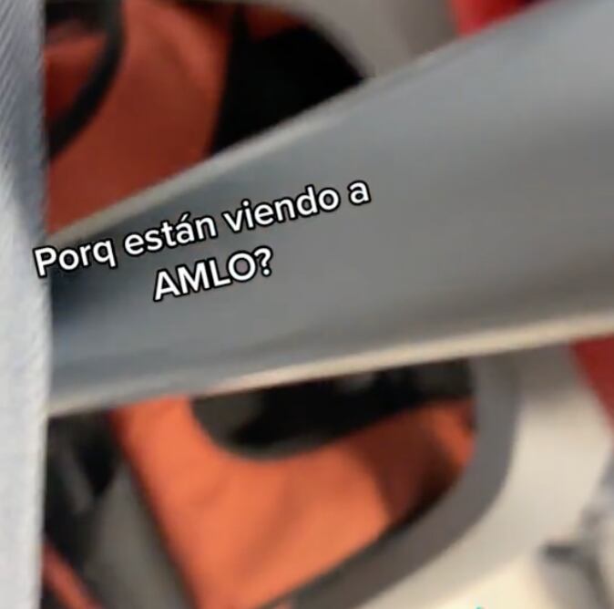 alumnos viendo la Mañanera de AMLO