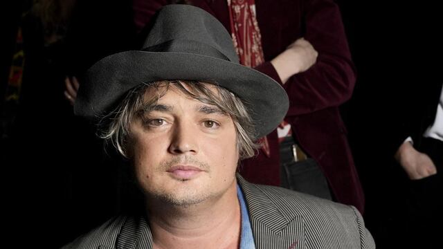 Pete Doherty de The Libertines canta Run Run Run y Can’t Stand Me Now a fans que se lo encontraron a su llegada a México
