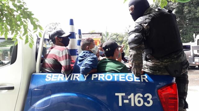 Policías y migrantes en Honduras.