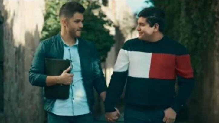 Por primera vez, pareja gay protagoniza video de música banda