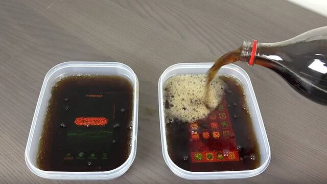 Teléfono sumergido con Coca-Cola