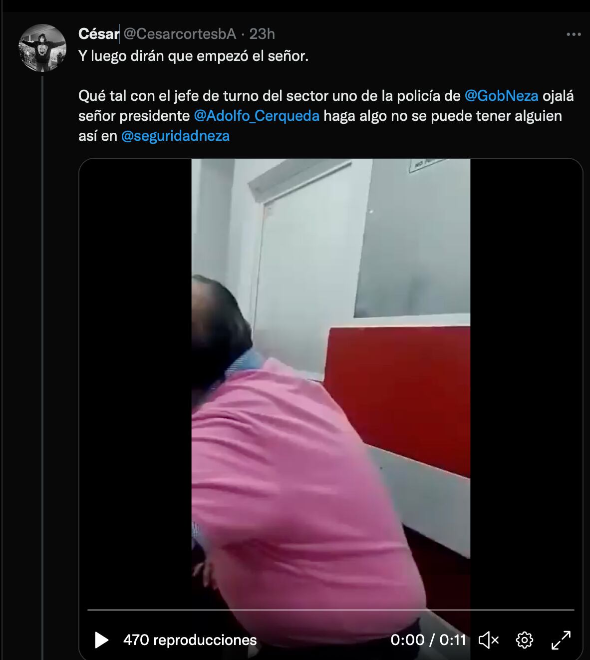 Policía abofeteando a un hombre detenido