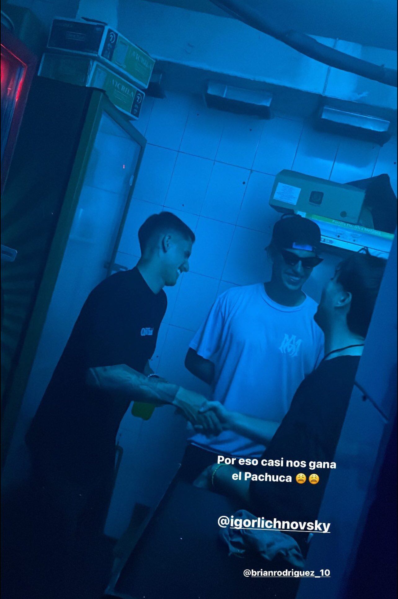 Captan a Lichnovsky y Brian Rodríguez de fiesta.