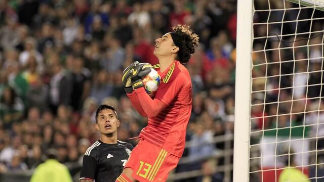 Guillermo Ochoa en juego ante Chile
