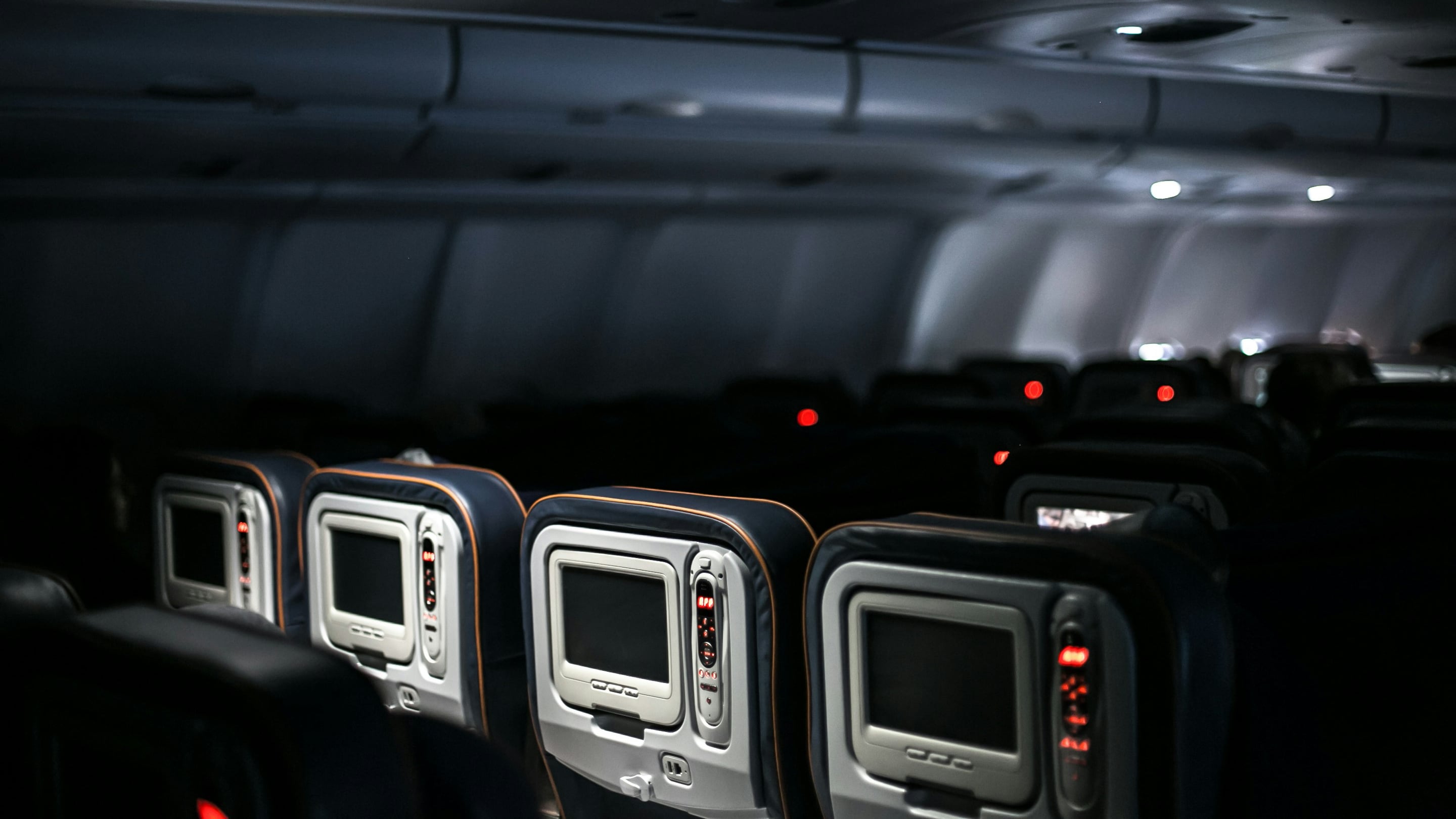 Película Daddio del cine erótico, es transmitida por error en las pantallas de un avión