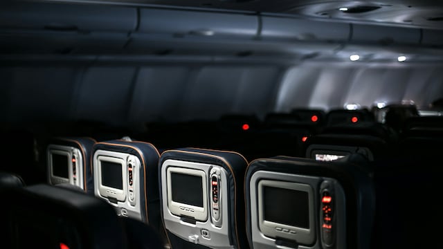 Película Daddio del cine erótico, es transmitida por error en las pantallas de un avión