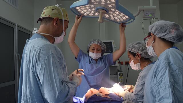 La paciente murió qiemada por los propios doctores.