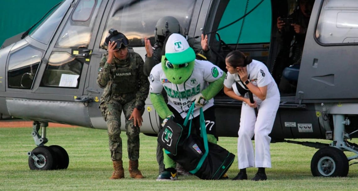 Helicóptero de la Marina traslada a mascota