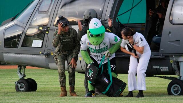 Helicóptero de la Marina traslada a mascota
