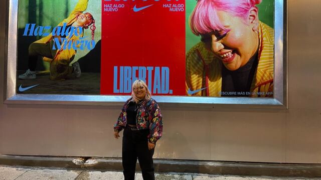 Herly posando en su propio anuncios