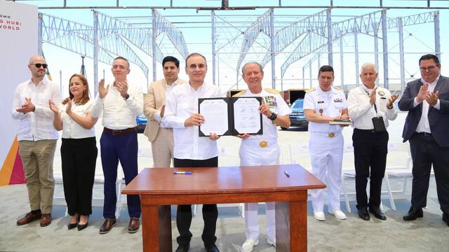 Alfonso Durazo en puerto de Guaymas