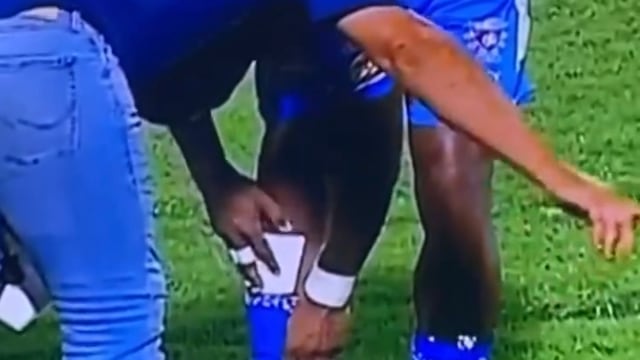 Jugador con espinilleras de unicel