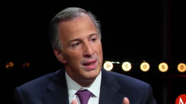 Le cuesta trabajo al candidato deslindarse de o abrazar al PRI.