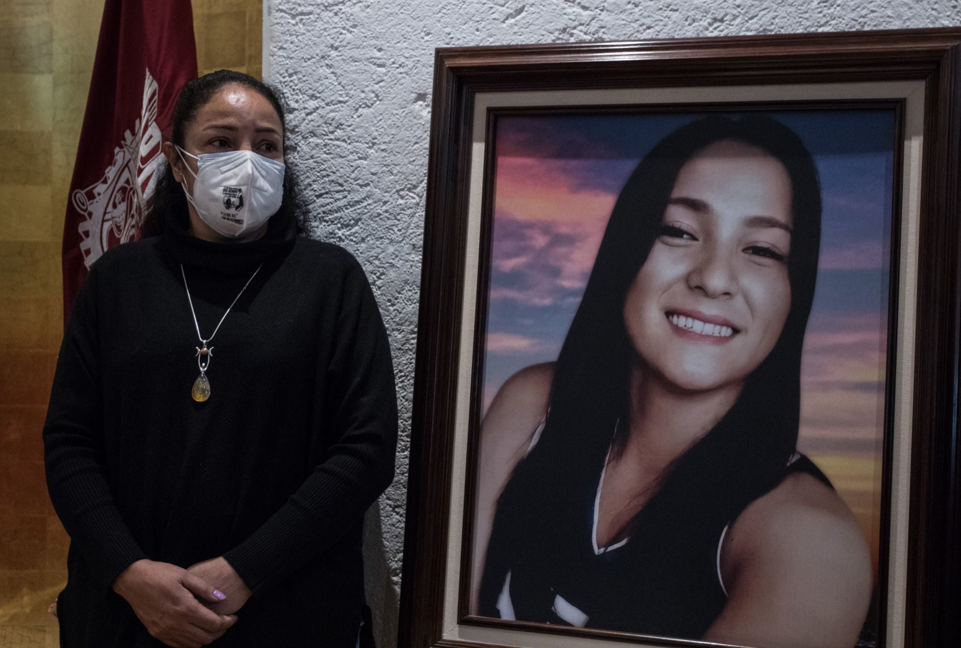 Yesenia Zamudio junto a una foto de su hija Marichuy